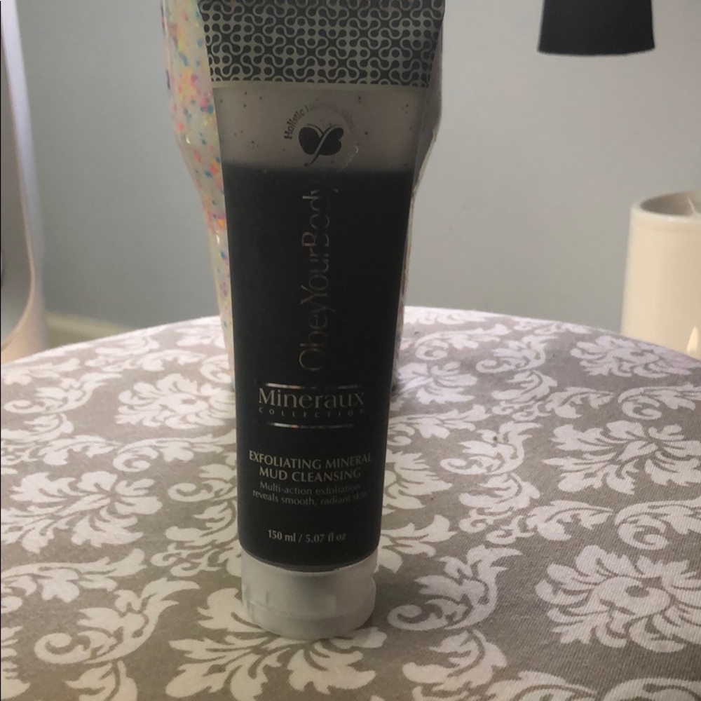 Exfoliating Mineral Mud Cleansing